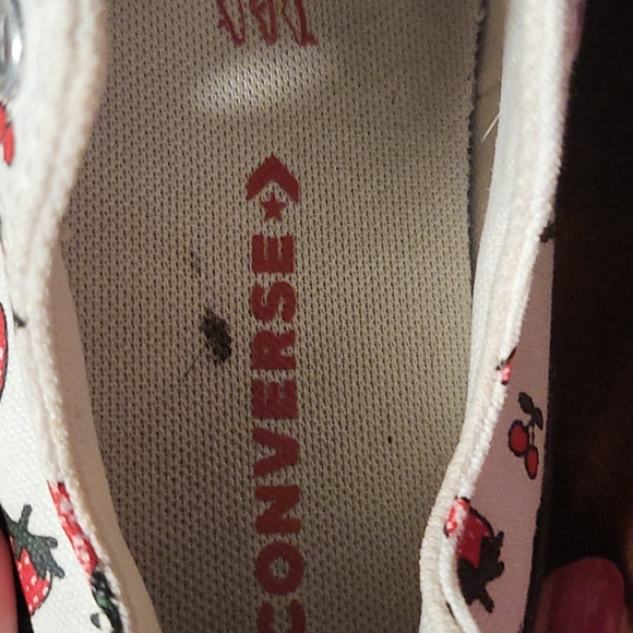 Straberry Converse - Picture 3 of 5